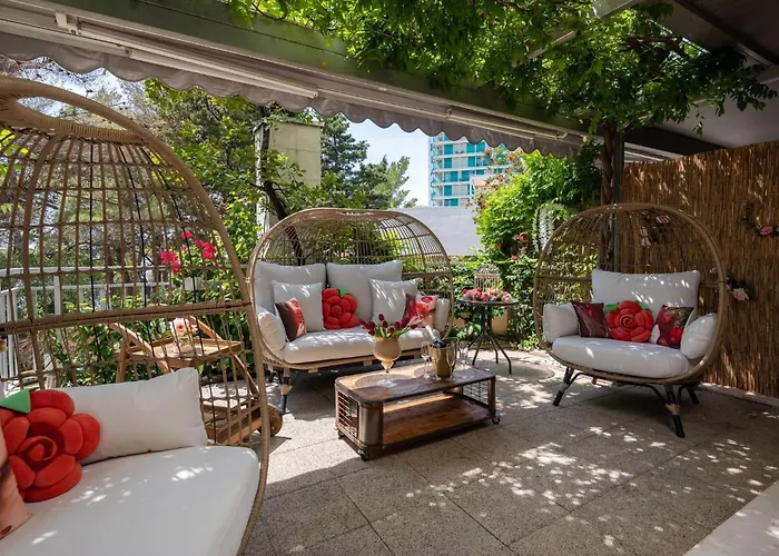 Beachfront With Wonderful Large Terrace Apartament Makarska