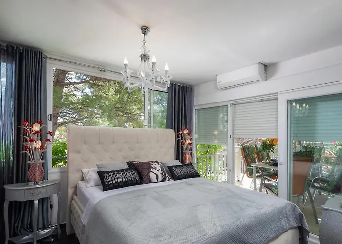 Beachfront With Wonderful Large Terrace Apartament Makarska