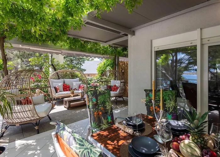 Beachfront With Wonderful Large Terrace Apartament Makarska