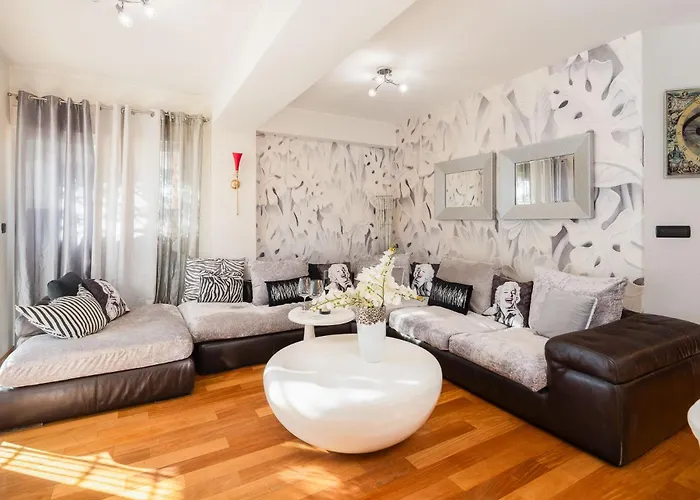Beachfront With Wonderful Large Terrace Apartament Makarska