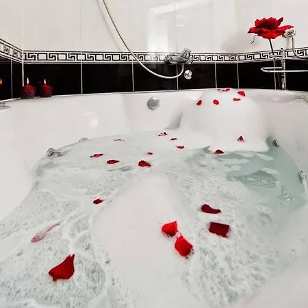 Beachfront With Wonderful Large Terrace Apartament Makarska