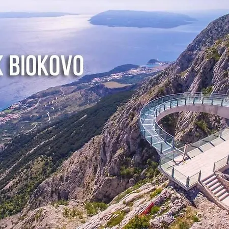 Beachfront With Wonderful Large Terrace Apartament Makarska