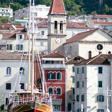 Beachfront With Wonderful Large Terrace Apartament Makarska