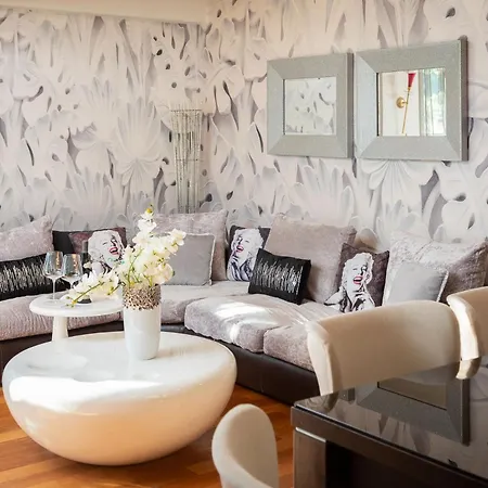 Beachfront With Wonderful Large Terrace Apartament Makarska