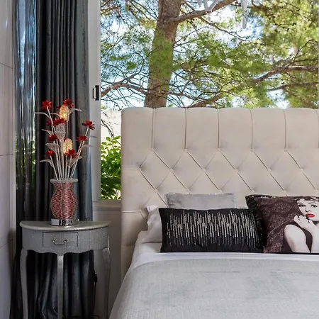 Beachfront With Wonderful Large Terrace Μακάρσκα