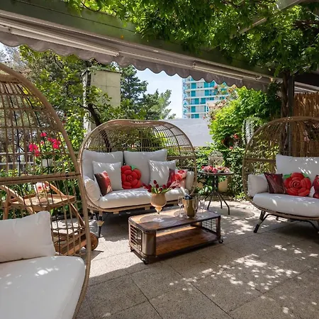 Beachfront With Wonderful Large Terrace Apartament Makarska