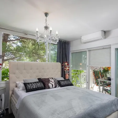 Beachfront With Wonderful Large Terrace Apartament Makarska