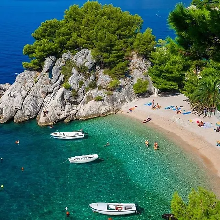 Beachfront With Wonderful Large Terrace Apartament Makarska