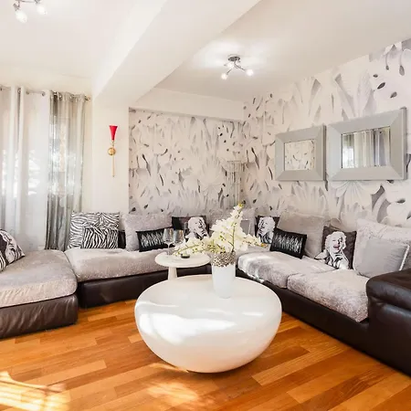 Beachfront With Wonderful Large Terrace Apartament Makarska