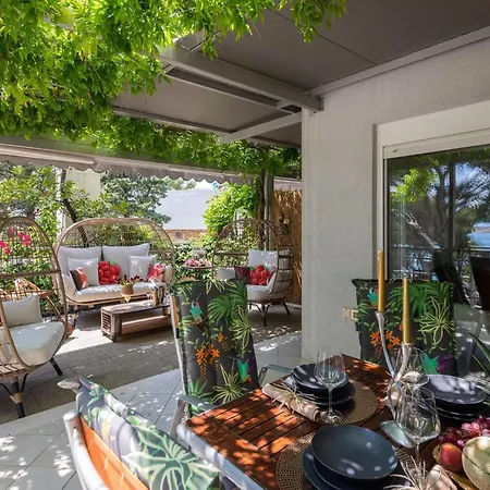 Beachfront With Wonderful Large Terrace Appartement Makarska